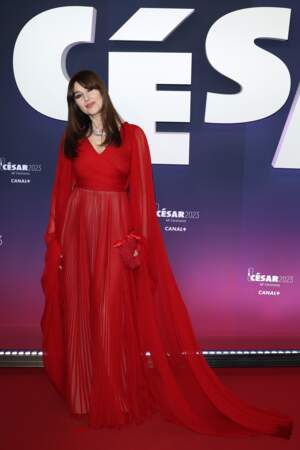 Monica Bellucci sublime tout en rouge en Dior et joaillerie Cartier