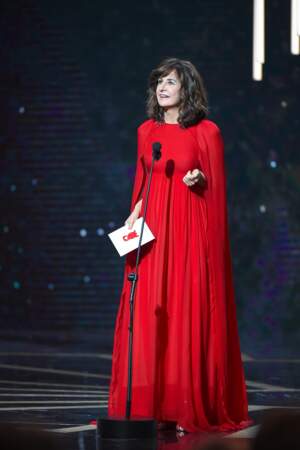 Valérie Lemercier, drapée de rouge vif 