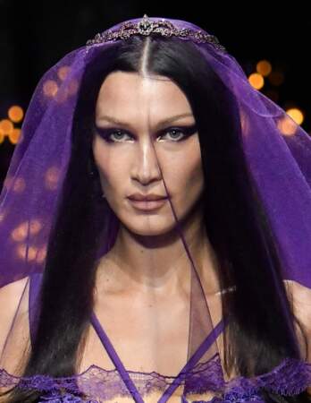 Le smoky eye drama au défilé Versace printemps-été 2023 