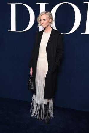 Charlize Theron au défilé Dior prêt-à-porter automne-hiver 2023-2024 à Paris, le 28 février 2023.
