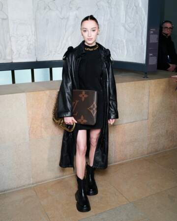 Phoebe Dynevor au défilé Louis Vuitton prêt-à-porter automne-hiver 2023-2024 à Paris, le 6 mars. 