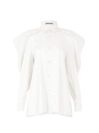 La chemise blanche à manches volumineuses