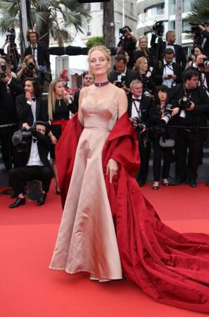 Uma Thurman en robe Dior Haute Couture en satin couleur Rose Des Vents et un manteau en satin rouge