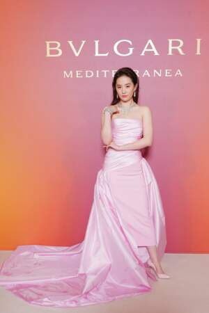 Crystal Liu en robe rose poudrée