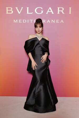 Lisa Manobal star des Black Pink en robe noeud noire