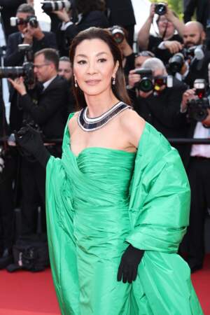 Michelle Yeoh en longue robe bustier en broderie Dior Haute Couture et bijoux Boucheron 