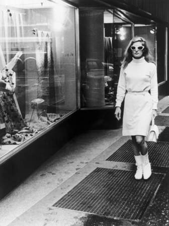 Dalida en robe et bottines sixties 