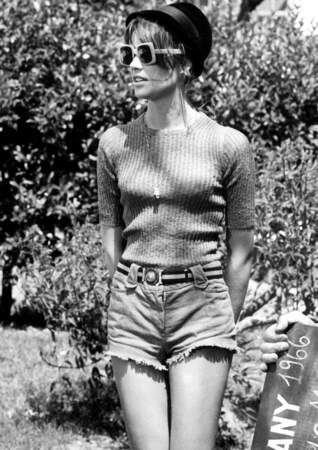 Françoise Hardy en short en jean ceinturé