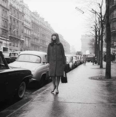 Françoise Hardy en manteau long et escarpins