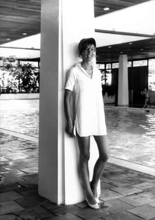 Françoise Hardy en chemise longue