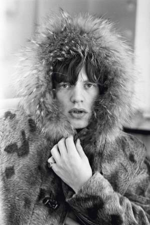 Le leader des Rolling Stones Mick Jagger emmitouflé dans une fourrure en 1964 