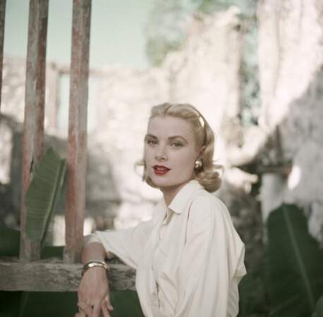 Grace Kelly en chemisier blanc élégant