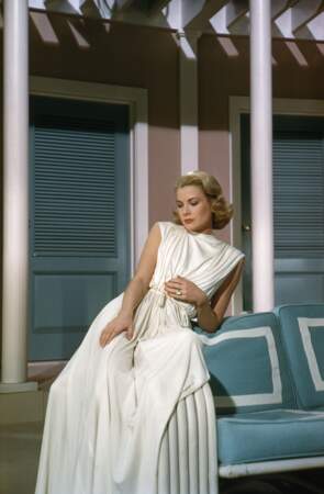 Grace Kelly en robe blanche plissée 