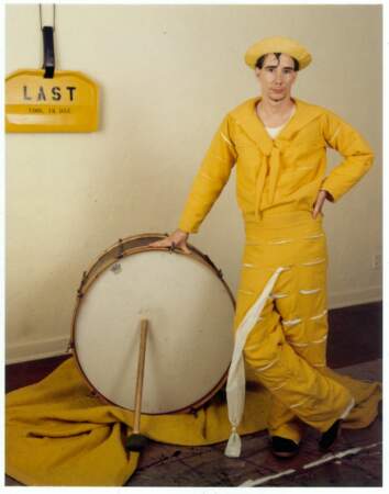 Portrait de Mike Kelley avec le costume de The Banana Man