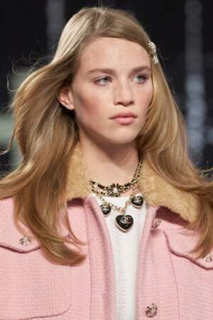 Le side hair preppy de Rebecca Leigh Longendyke vu sur le défilé Chanel