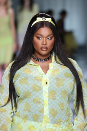 Le cerf-tête preppy de Precious Lee vu sur le défilé Versace