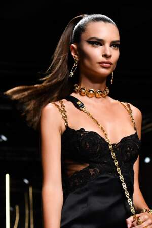 La high ponytail d'Emily Ratajkowski vue sur le défilé Versace
