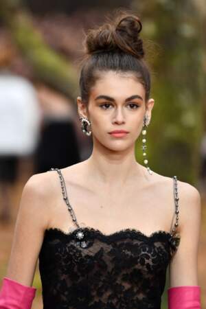 Le chignon messy de Kaia Gerber vu sur le défilé Chanel