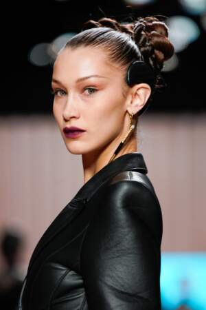 Le chignon torsadé de Bella Hadid vu sur le défilé Fendi