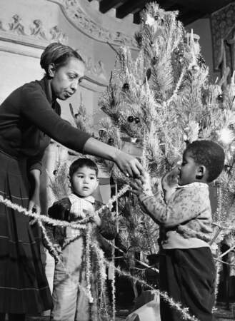 Joséphine Baker et ses enfants, en 1956