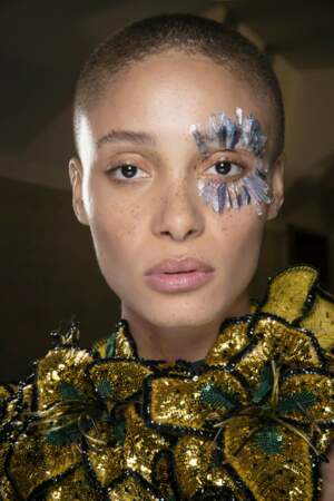 L'application de cristaux vus sur Adwoa Aboah au défilé Halpern