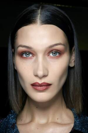 Le makeup monochrome rouge vu sur Bella Hadid au défilé Missoni