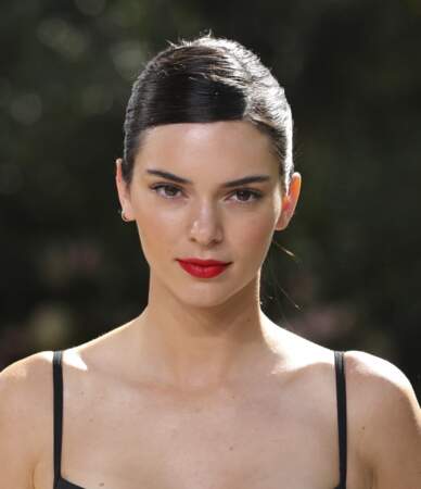 La bouche rouge vue sur Kendall Jenner au défilé Michael Kors