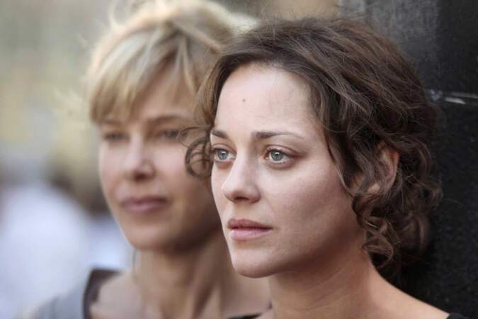 Marion Cotillard et Pascale Arbillot dans “Les Petits Mouchoirs” (2010)