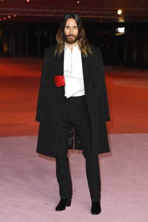 Jared Leto en manteau et pantalon lainés à strass, chemise et gants en cuir Givenchy 