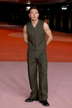 Barry Keogha en veston et tailleur en laine Givenchy 