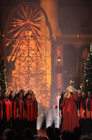 Mariah Carey en longue robe rouge lors d'un concert à Washington en décembre 2010
