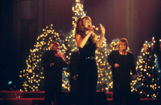 Mariah Carey en top sans manche et pantalon noir à New York, le 8 décembre 1994