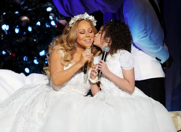 Mariah Carey  en robe blanche et couronne de fleurs, avec sa fille Monroe, à New York, en décembre 2022