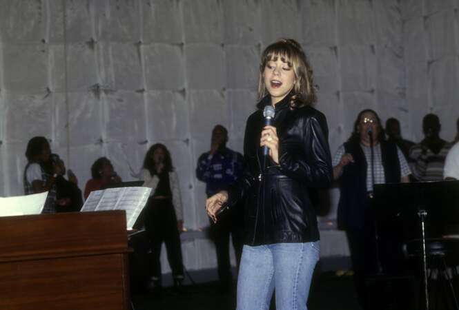Mariah Carey en veste en cuir et denim, à New York, en 1994
