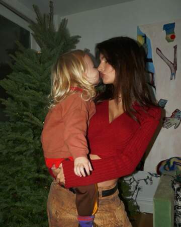 Emily Ratajkowski accompagnée de son fils Sylvester : un adorable cliché partagé par la top us avant la décoration du sapin, en décembre 2023