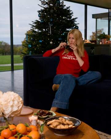 Claudia Schiffer passe un Noël cosy, en pull en cachemire rouge et jeans flare, en 2021