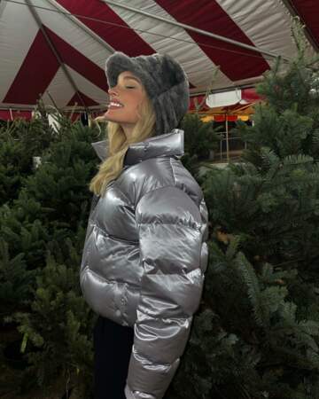 Elsa Hosk, radieuse en doudoune métallisée pour acheter son sapin de Noël, en 2021