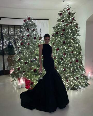 Kendall Jenner, en robe de bal signée Carolina Herrera, pour un Noël sous le signe de l'élégance, en 2021
