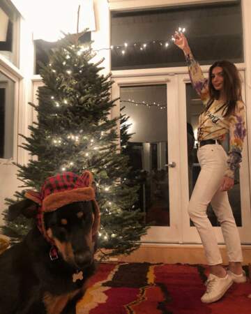 Emily Ratajkowski illumine son sapin avec son chien Colombo, en 2019