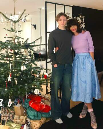 Helena Christensen et son fils Mingus prennent la pose devant leur sapin de Noël, en décembre 2022