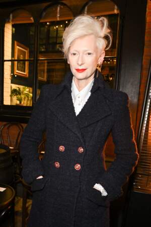Tilda Swinton dans un manteau en tweed Chanel 