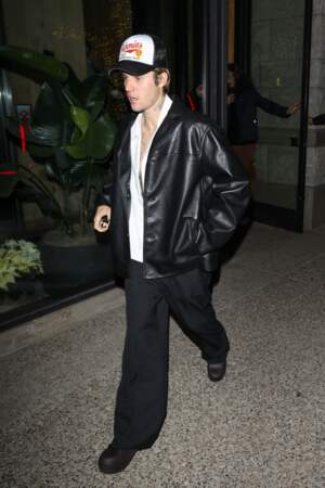 Justin Bieber en blouson en cuir et pantalon large.