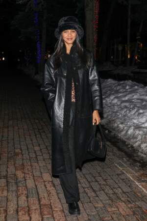 Lais Ribeiro en manteau et pantalon Revolve x FWRD