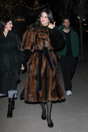  Kendall Jenner dans un manteau en fourrure Phoebe Philo