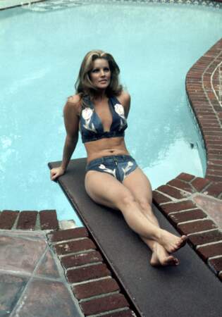 Priscilla Presley en bikini en jean