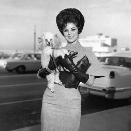 Priscilla Presley et ses gants en cuir 