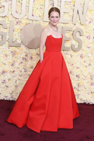 Julianne Moore en robe bustier et laine rouge Bottega Veneta 