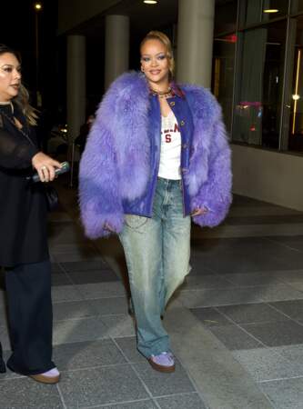 Rihanna en veste violette