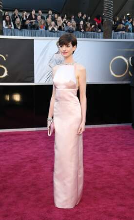 Anne Hathaway en robe rose Prada 