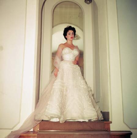 Elizabeth Taylor en robe de gala blanche